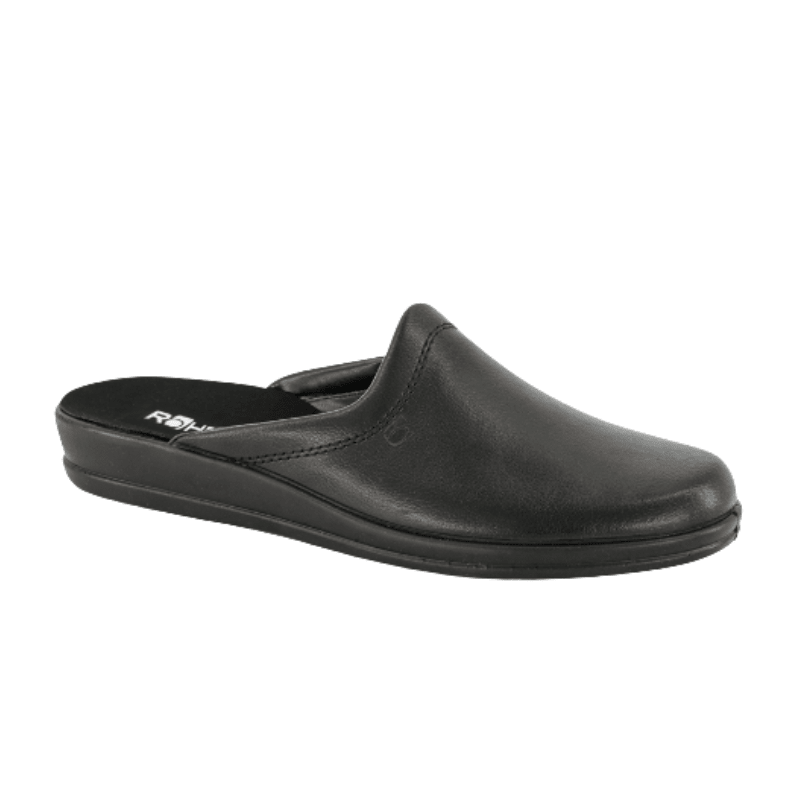 Zapatilla de casa Rohde negra de cuero para hombre, vista diagonalmente desde el frente con talón abierto