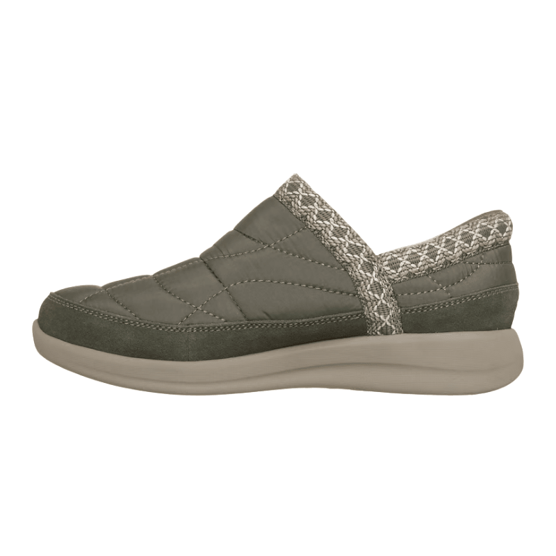 Zapato de mujer Skechers verde oliva, vista lateral, con diseño acolchado y fácil entrada sin cordones