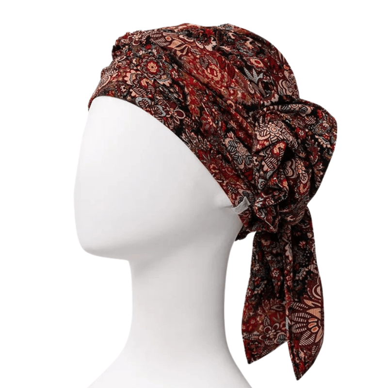 Turbante Juvela Floral Folklore en maniquí, vista lateral con detalle de flor retorcida