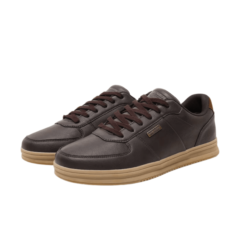 Un par de zapatillas de hombre Skechers marrones con cordones, vistas ligeramente en ángulo frontal sobre fondo blanco
