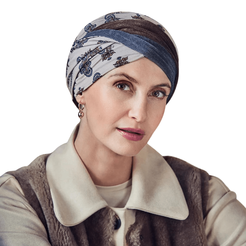 Mujer con turbante Shakti en beige, marrón y azul empolvado con estampado paisley, diadema retorcida