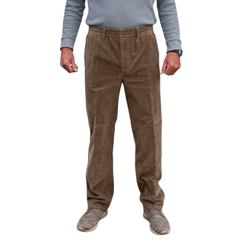 Pantalones de pana marrones con cintura elástica y trabillas, vistos de frente en una persona