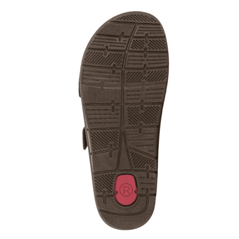 Suela exterior marrón oscuro de una sandalia Rohde para mujer con patrón antideslizante y logo rojo, vista inferior