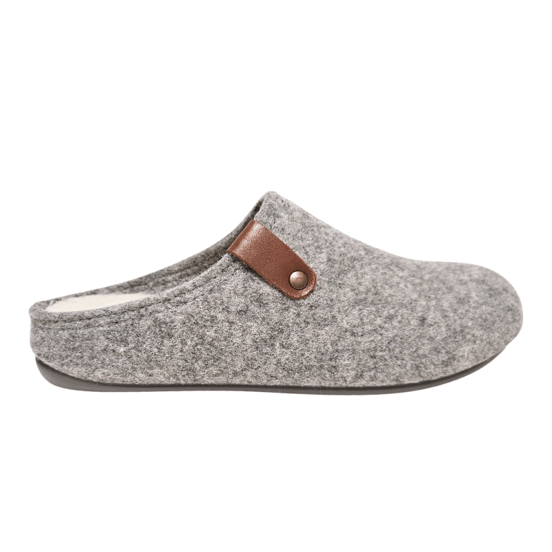 Zapatilla de mujer gris Bella Moda de lana vista de lado con correa de cuero marrón