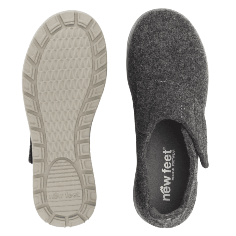 Zapatilla de casa New Feet vista desde arriba con plantilla y suela exterior antideslizante con dibujo