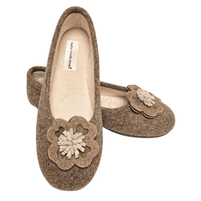Dos zapatillas de casa Bella Moda beige de fieltro de lana, vista superior angulada, mostrando plantilla y etiqueta