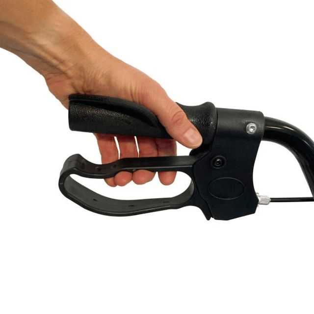 Primer plano de una mano sujetando el mango ergonómico negro y la palanca de freno de un andador