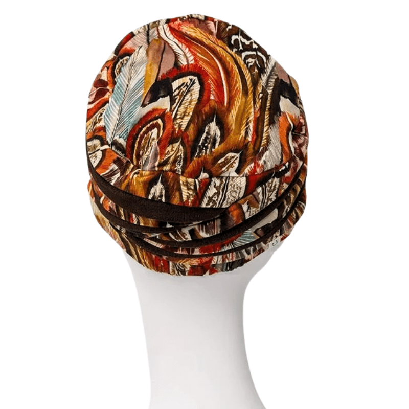 Turbante Shanti de patrón Tribal Feathers en maniquí, vista trasera. Muestra la forma del turbante y bandas marrones oscuras