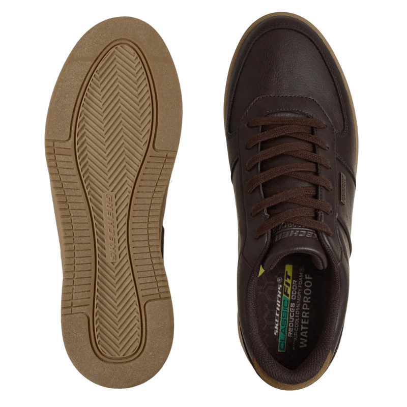 Dos zapatillas de hombre Skechers marrones vistas desde arriba, una mostrando la suela, la otra la parte superior con cordones