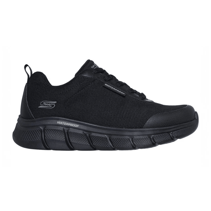 Zapatilla Skechers impermeable negra para hombre vista de lado con cordones y parte superior de malla