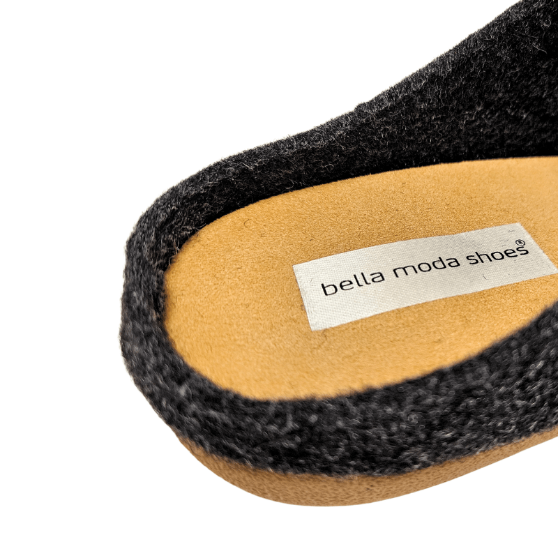 Primer plano de la plantilla de la zapatilla de lana gris antracita, mostrando la marca Bella Moda