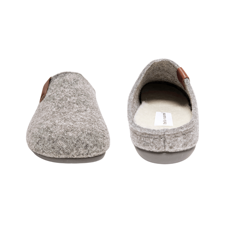 Dos zapatillas grises Bella Moda de lana vistas de frente y atrás, mostrando el interior suave