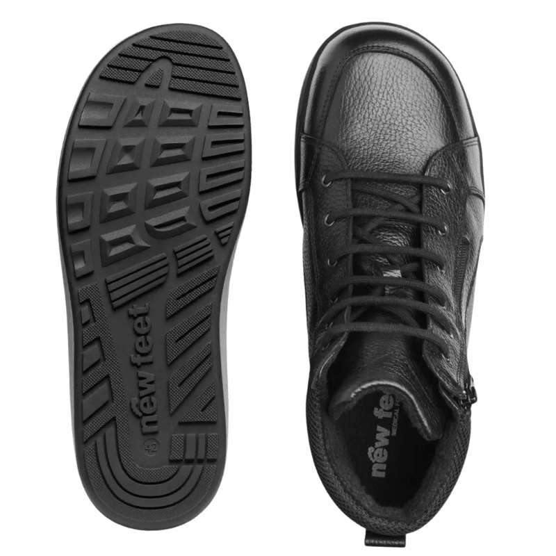 Una bota New Feet negra de hombre vista desde arriba y una suela con dibujo y logo "new feet