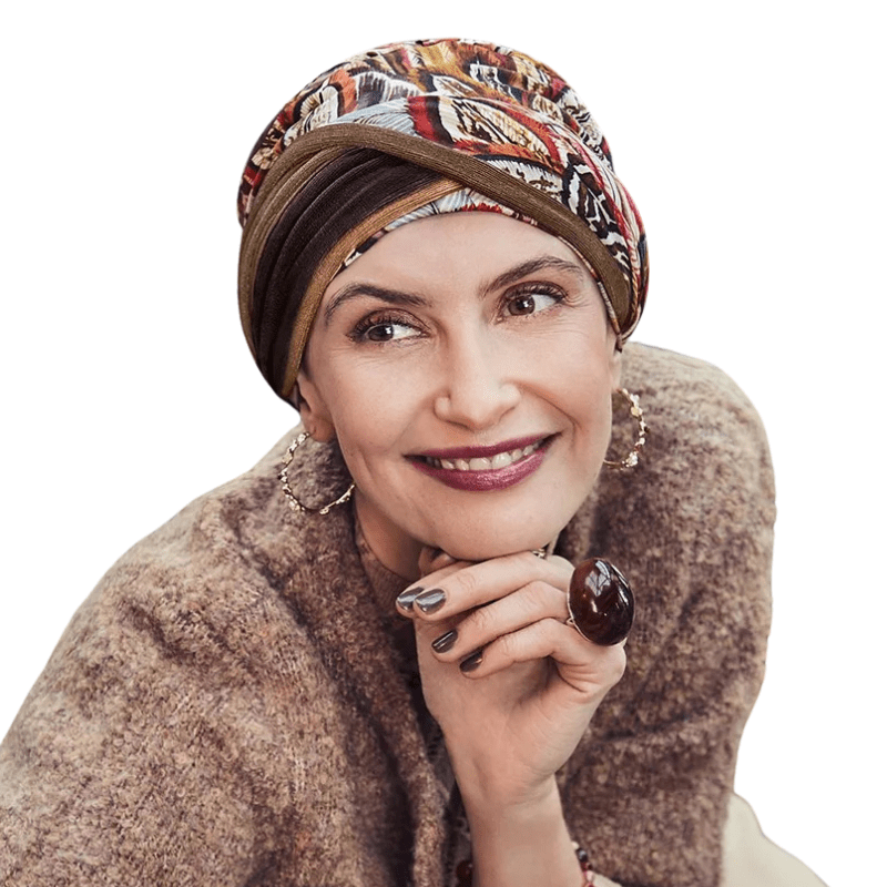 Mujer sonriente con turbante Shakti Tribal Feathers estampado de plumas en tonos otoñales