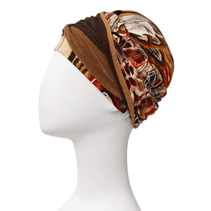 Turbante Shakti Tribal Feathers en maniquí, vista lateral derecha, con estampado de plumas