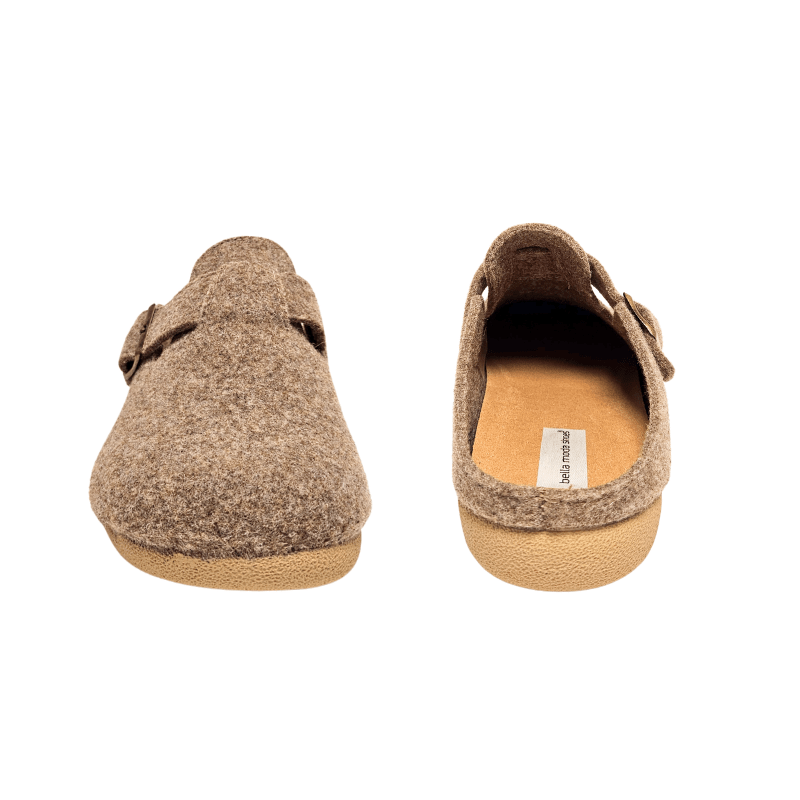 Dos zapatillas de lana beige Bella Moda para mujer, una vista frontal y la otra trasera con plantilla