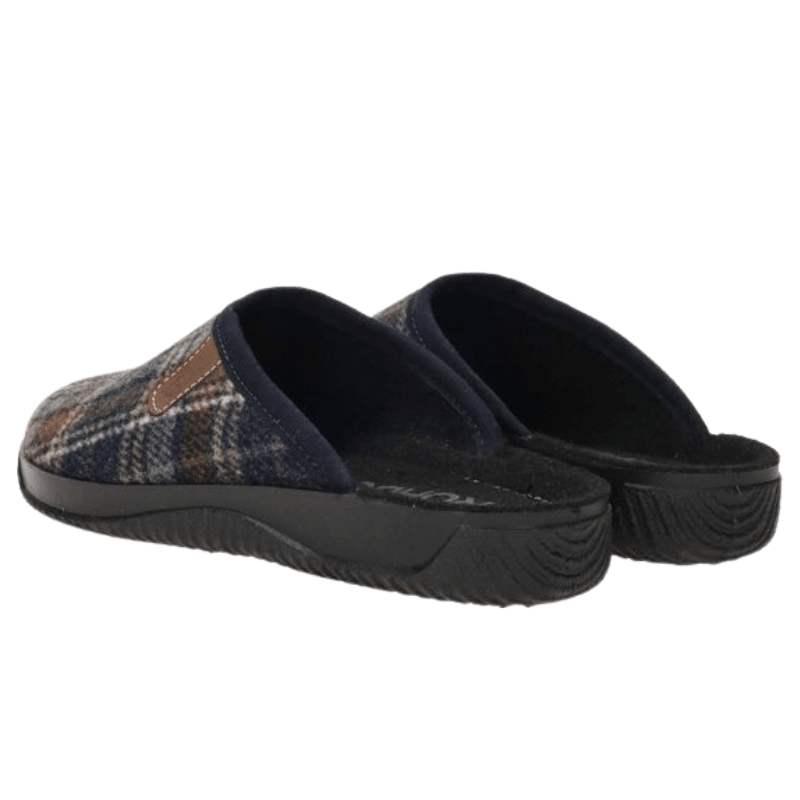 Un par de zapatillas de casa Rohde vistas desde atrás, mostrando el talón abierto y la suave plantilla negra