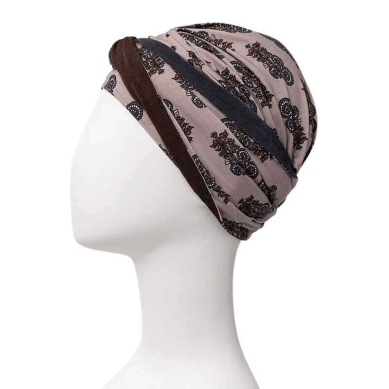 Turbante Shakti beige con estampado paisley oscuro, vista lateral en maniquí, diadema a lo largo del cuello