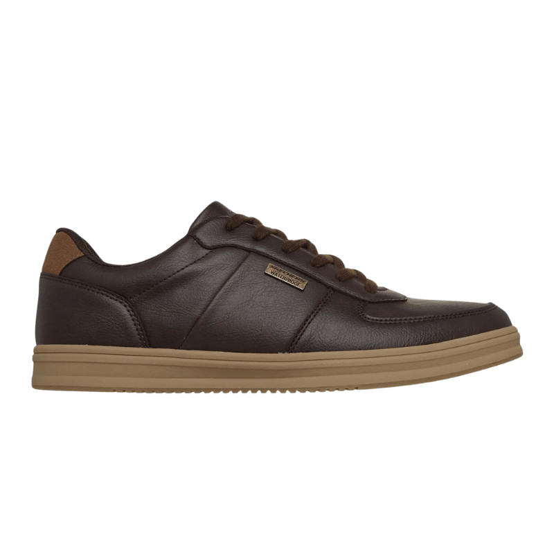 Zapatilla de hombre Skechers marrón resistente al agua, vista lateral con cordones y suela marrón claro