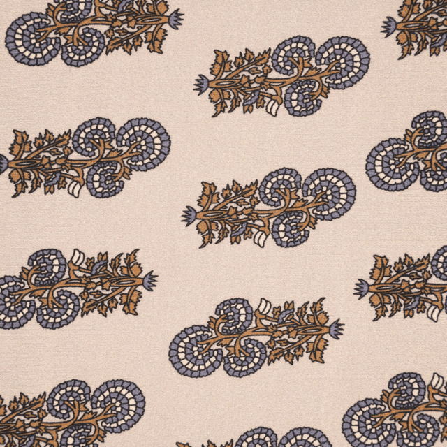 Primer plano del clásico estampado paisley del turbante Beatrice en beige, marrón y azul empolvado