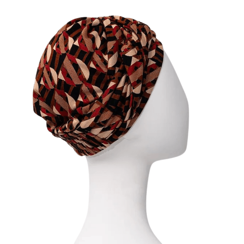 Turbante Sapphire Boho con patrón Tribal Art, visto desde el lado derecho en un maniquí blanco