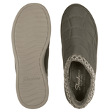 Dos zapatos de mujer Skechers verde oliva, vista superior; uno mostrando la suela exterior, el otro la plantilla Memory Foam