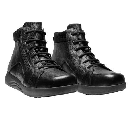 Dos botas New Feet negras de hombre en piel, vista frontal ligeramente angulada, con cordones