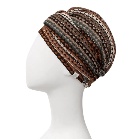Turbante de punto Sapphire Boho con rayas estampadas en tonos marrones, dorados y burdeos, visto de lado en maniquí