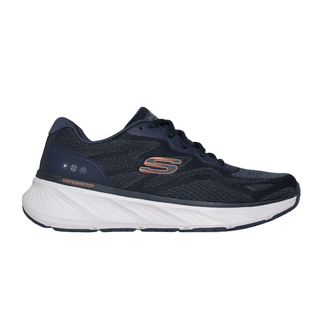 Zapatilla de hombre Skechers impermeable azul oscuro vista de lado con suela blanca y logo naranja
