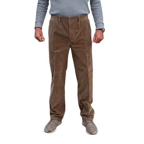 Pantalones de pana marrones con cintura elástica y trabillas, vistos de frente en una persona