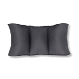 Cojín lumbar gris de fibra natural, vista frontal, dividido en tres cámaras para un soporte uniforme