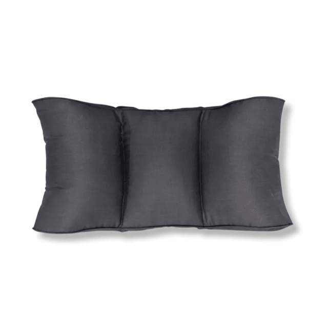 Cojín lumbar gris de fibra natural, vista frontal, dividido en tres cámaras para un soporte uniforme