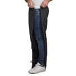 Hombre desabrochando pantalones térmicos Dobsom negros por el lado, sobre vaqueros azules y zapatillas blancas