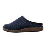Zapatilla de hombre azul oscuro con textura acanalada y suela marrón, vista lateral recta