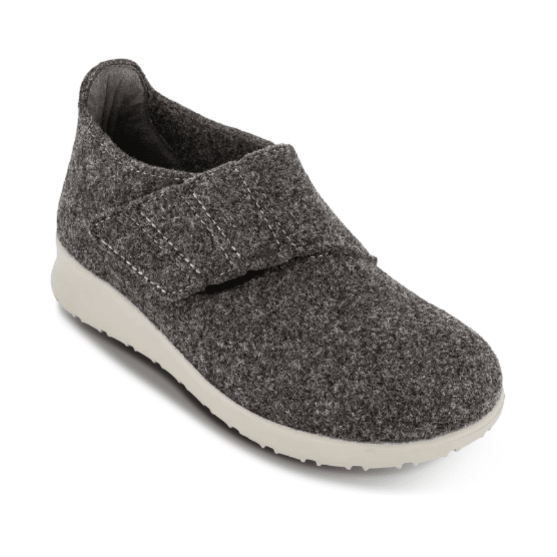 Zapatilla de casa New Feet gris antracita de lana con velcro, vista frontal en ángulo mostrando textura