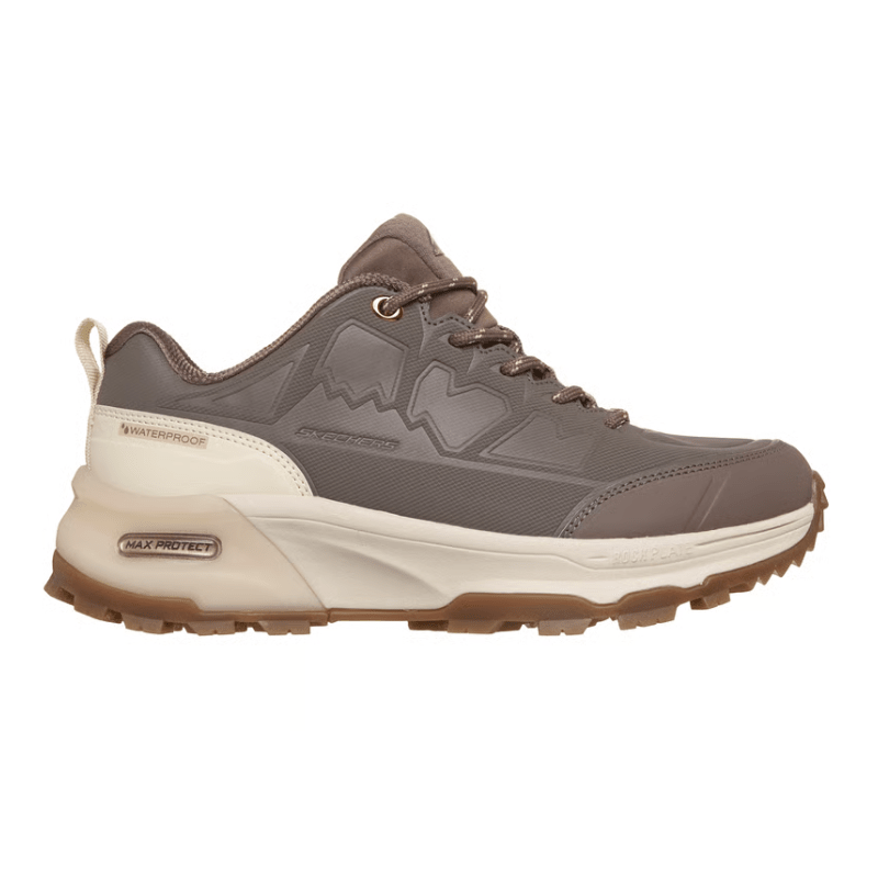 Zapatilla Skechers impermeable color moca para mujer de lado, con detalles de texto y suela robusta