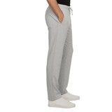 Pantalones de chándal grises con cremalleras laterales cerradas y bolsillos, vistos de lado en una persona