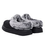 Dos zapatillas de casa Skechers negras para mujer con pelo sintético gris y suela gruesa, vista trasera