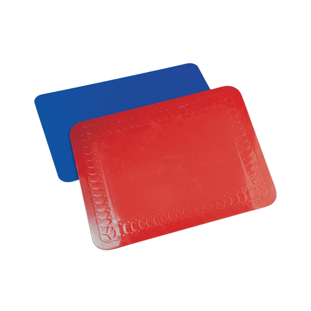 Dos alfombrillas antideslizantes, una roja con textura y una azul, vistas en ángulo desde arriba