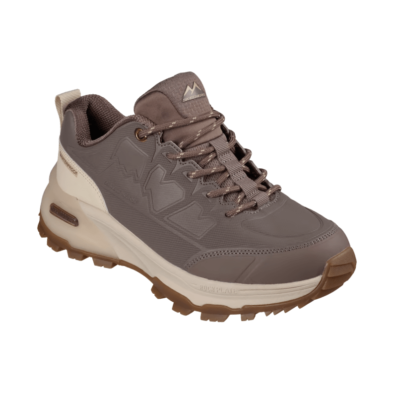 Zapatilla de senderismo Skechers moca para mujer, vista frontal angular con cordones y logo en la lengüeta