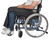 Persona en silla de ruedas con pantalones térmicos Dobsom negros y cremallera lateral abierta