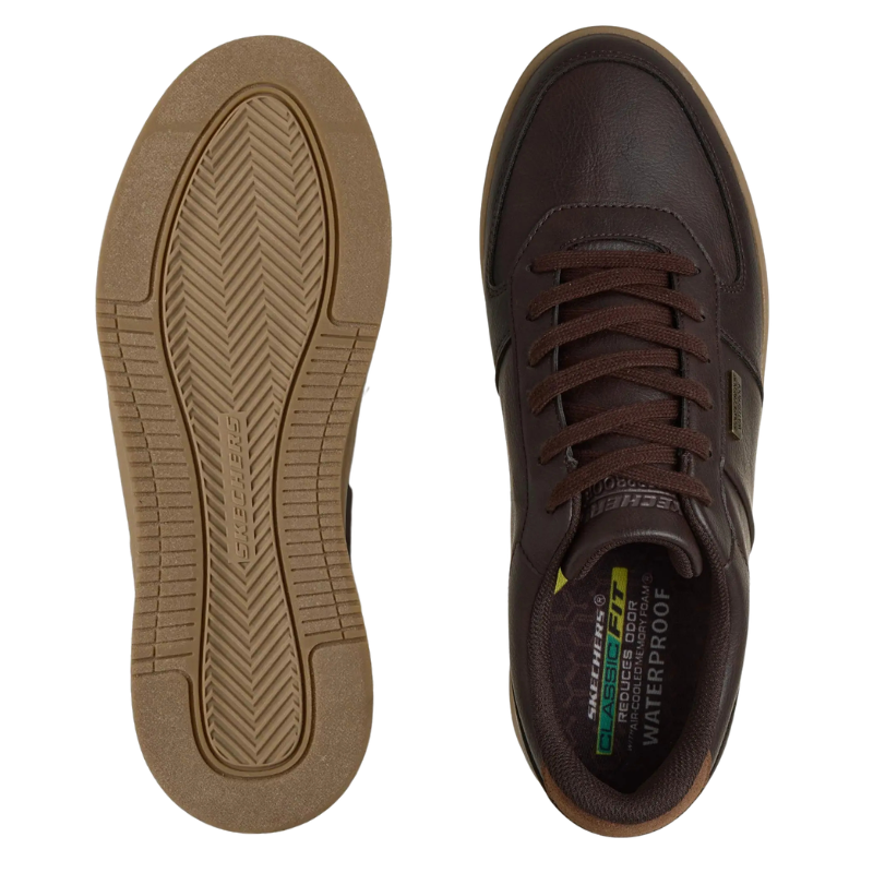 Dos zapatillas de hombre Skechers marrones vistas desde arriba, una mostrando la suela, la otra la parte superior con cordones