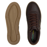 Dos zapatillas de hombre Skechers marrones vistas desde arriba, una mostrando la suela, la otra la parte superior con cordones