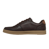 Zapatilla derecha de hombre Skechers marrón, vista lateral con cordones y una suela exterior marrón más clara