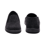 Dos zapatillas de hombre Rohde negras de fieltro, una vista frontal, la otra trasera
