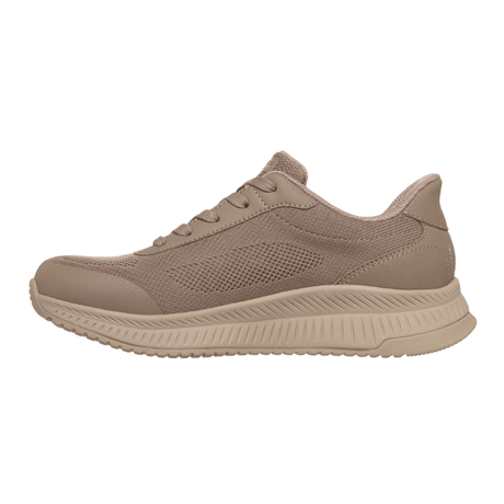 Un solo zapato Skechers de mujer color arena con parte superior de punto y cordones, visto desde el lado opuesto
