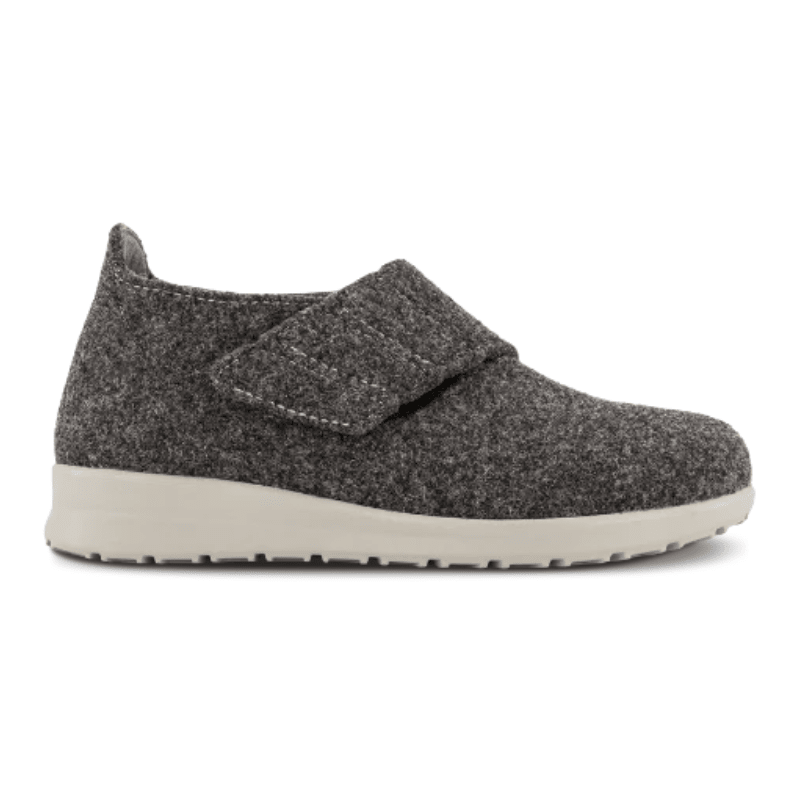 Zapatilla de casa New Feet gris antracita de lana con tira de velcro ancha, vista lateral