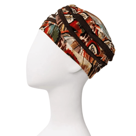 Turbante Shanti de patrón Tribal Feathers en maniquí, vista lateral derecha. Bandas marrones oscuras y detalles de plumas