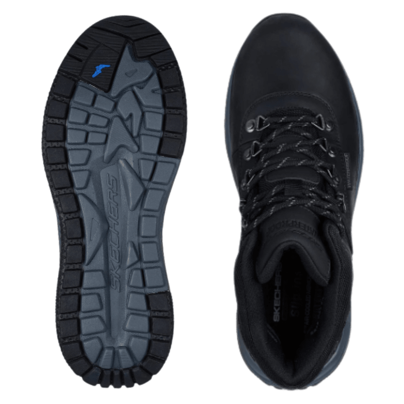 Dos botas Skechers negras para hombre, una vista superior y la otra mostrando el patrón de la suela