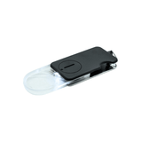 Lupa de bolsillo plegable negra con luz, abierta y encendida, iluminando la clara lente de aumento de 3,5x